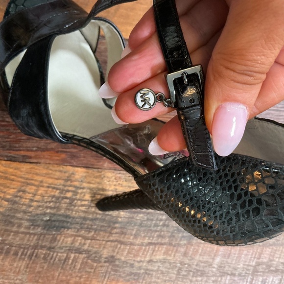 Michael Kors Nadia Black Haircalf Snakeskin T-Strap Heels Sandals Size 10M - Picture 9 of 13